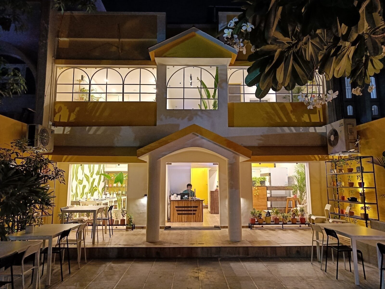 <span class="translation_missing" title="translation missing: en.meta.location_title, location_name: Crazy Plant Lady Café, city: Ahmedabad">Location Title</span>