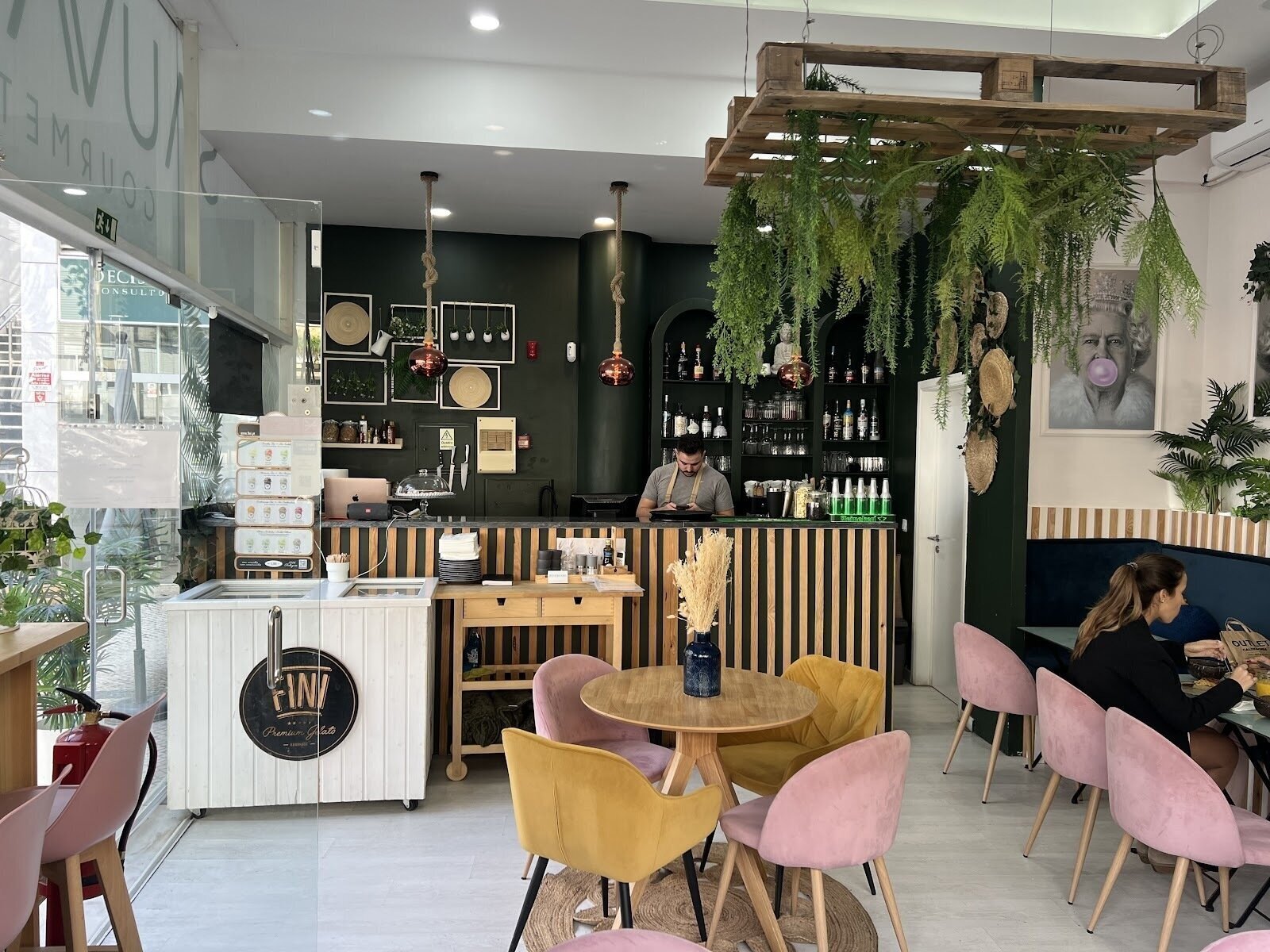 SAUVAGE GOURMET: A Work-Friendly Place in Almada