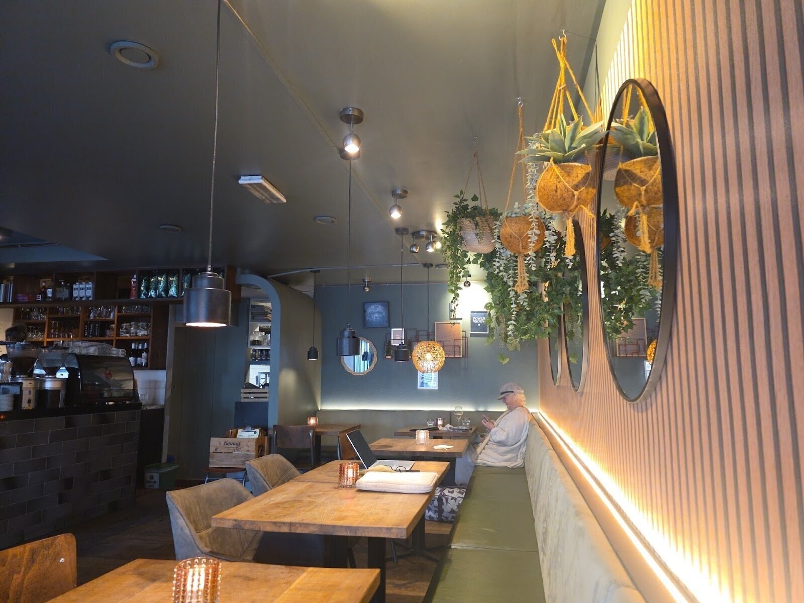 <span class="translation_missing" title="translation missing: en.meta.location_title, location_name: Cafe Nassau, city: Amsterdam">Location Title</span>