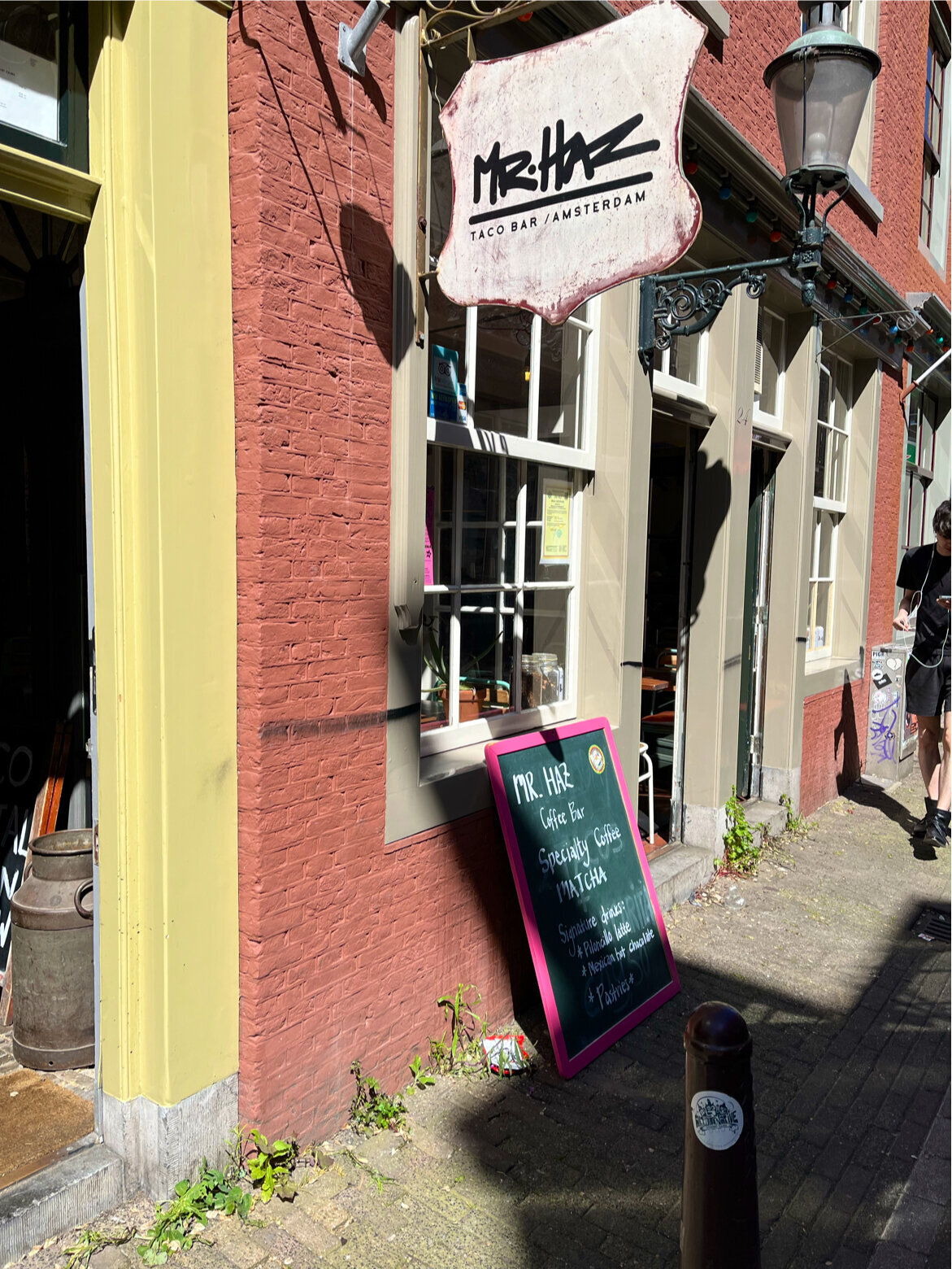 <span class="translation_missing" title="translation missing: en.meta.location_title, location_name: Mr Haz Coffee Bar, city: Amsterdam">Location Title</span>