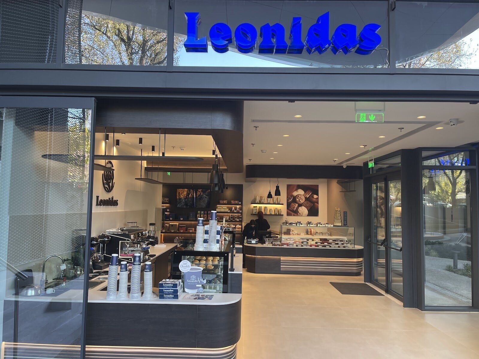 Leonidas - Αμπελόκηποι (Εμπορικό Κέντρο The Orbit): A Work-Friendly Place in Athens