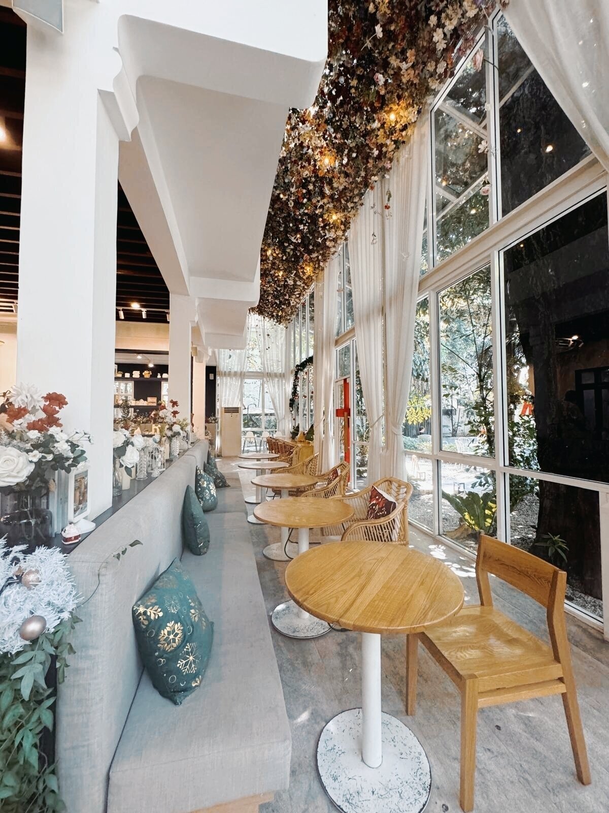 <span class="translation_missing" title="translation missing: en.meta.location_title, location_name: Ryoku Cafe, city: Bangkok">Location Title</span>