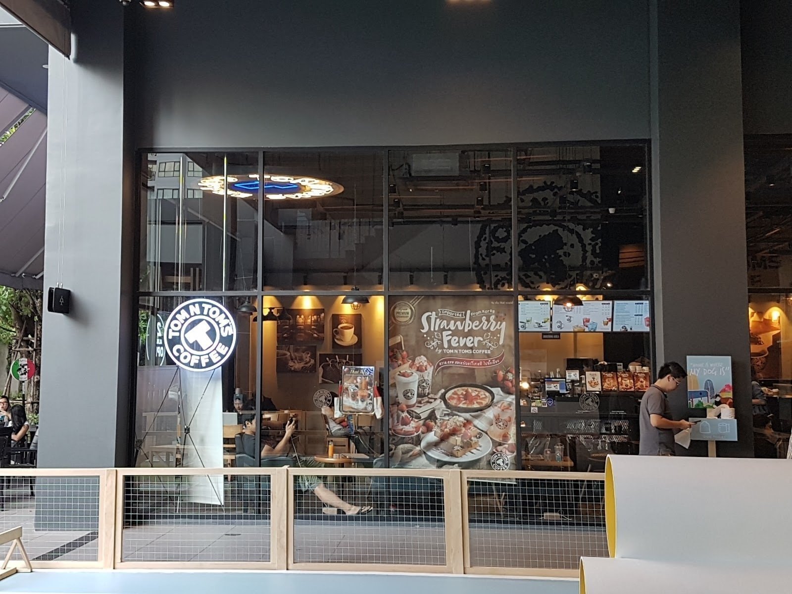 <span class="translation_missing" title="translation missing: en.meta.location_title, location_name: Tom N Toms Coffee, city: Bangkok">Location Title</span>