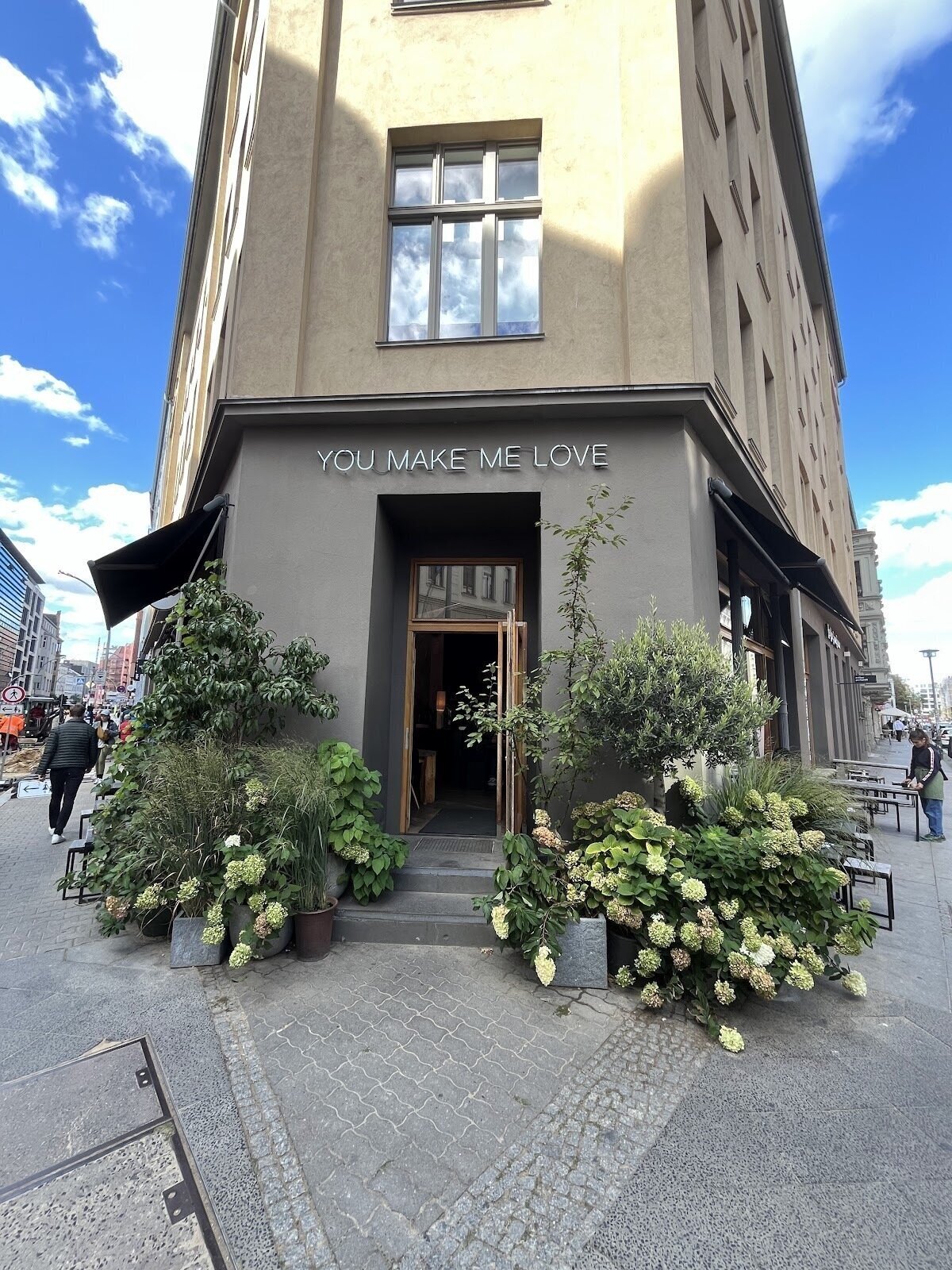 <span class="translation_missing" title="translation missing: en.meta.location_title, location_name: Café Oliv, city: Berlin">Location Title</span>