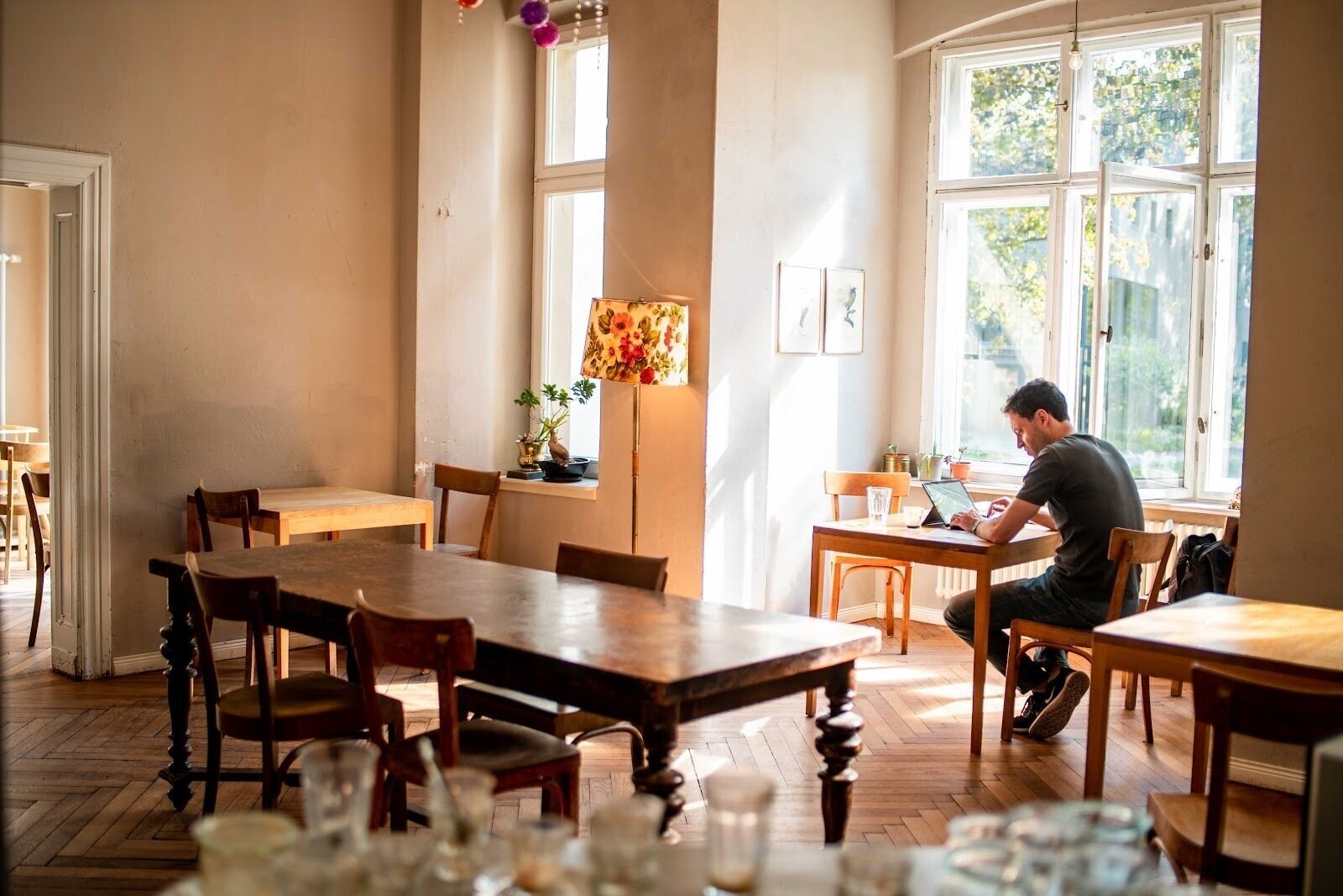 <span class="translation_missing" title="translation missing: en.meta.location_title, location_name: Eden***** Café, city: Berlin">Location Title</span>