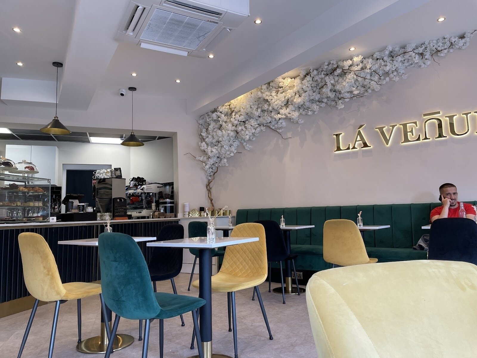 <span class="translation_missing" title="translation missing: en.meta.location_title, location_name: La Venue Coffee House, city: Birmingham">Location Title</span>