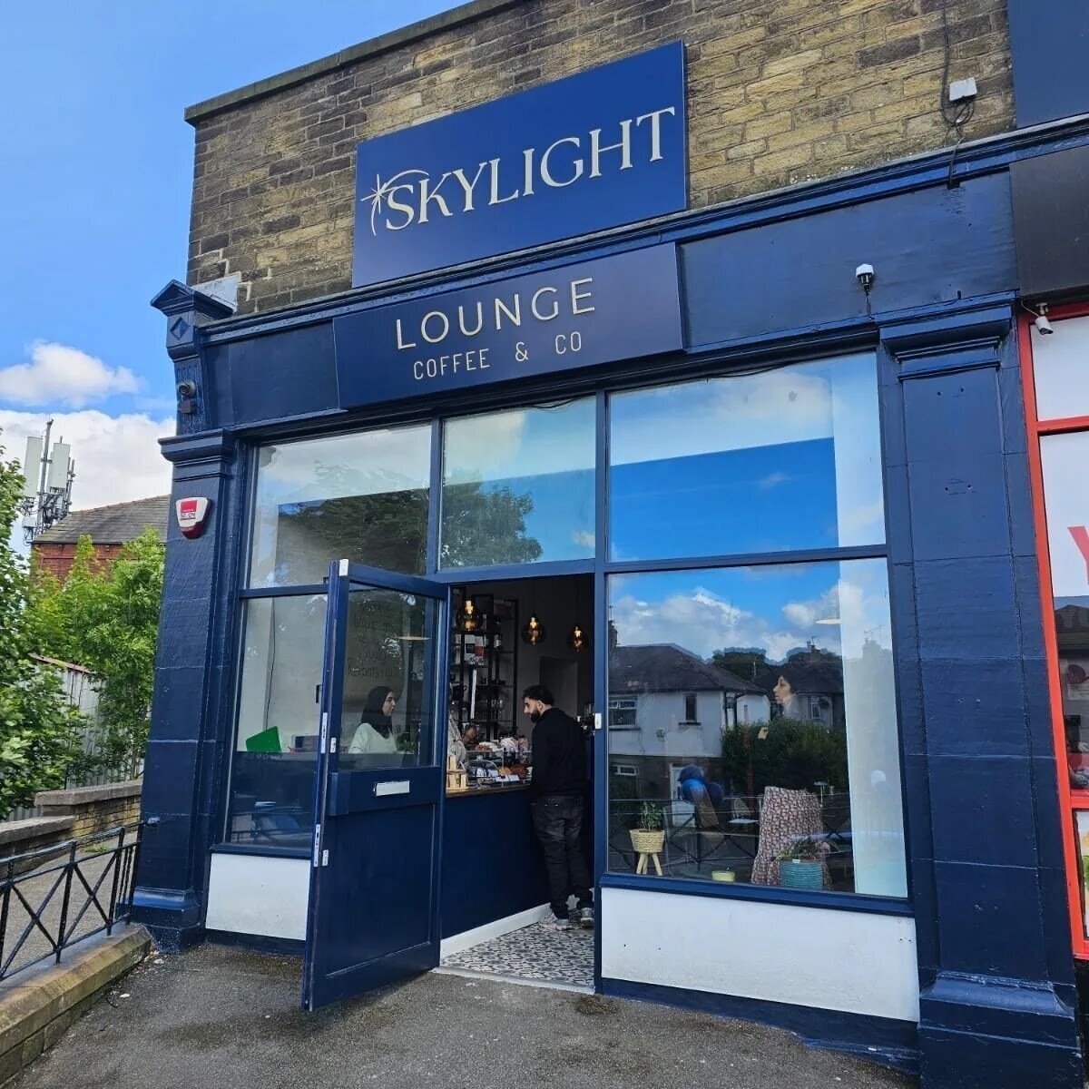 <span class="translation_missing" title="translation missing: en.meta.location_title, location_name: Skylight Lounge, city: Bradford">Location Title</span>