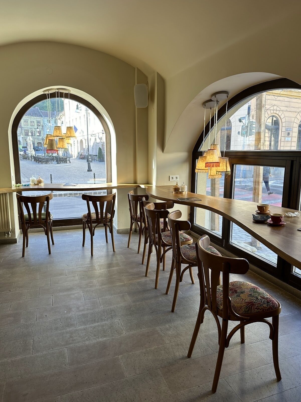 <span class="translation_missing" title="translation missing: en.meta.location_title, location_name: Shakespeare Coffee &amp; Poetry, city: Brașov">Location Title</span>