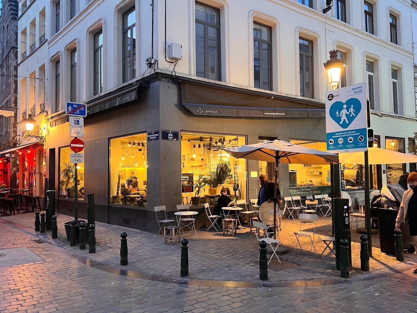 <span class="translation_missing" title="translation missing: en.meta.location_title, location_name: Café Capitale, city: Brussels">Location Title</span>