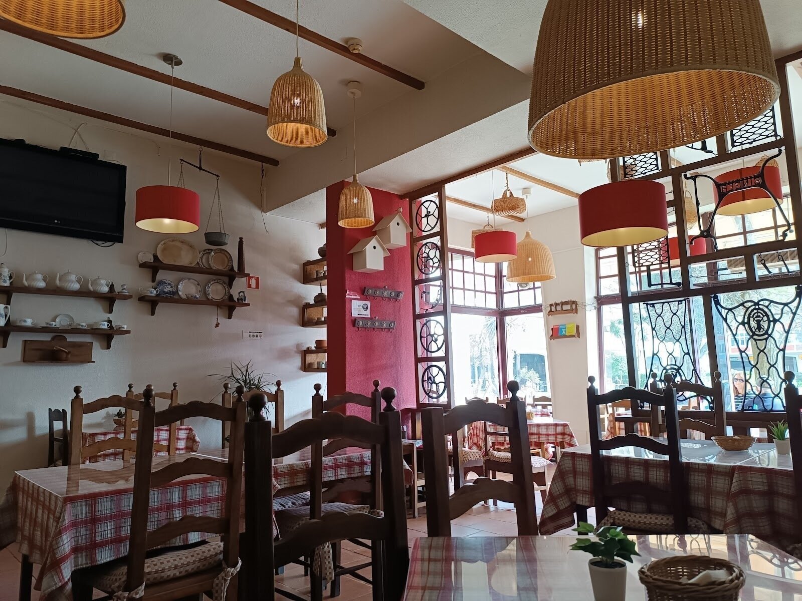 <span class="translation_missing" title="translation missing: en.meta.location_title, location_name: A Chaleira, city: Carcavelos">Location Title</span>