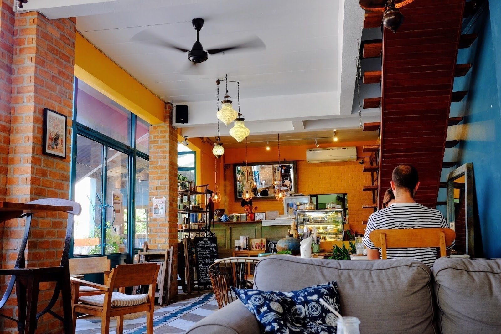 <span class="translation_missing" title="translation missing: en.meta.location_title, location_name: My Secret Cafe In Town, city: Chiang Mai">Location Title</span>