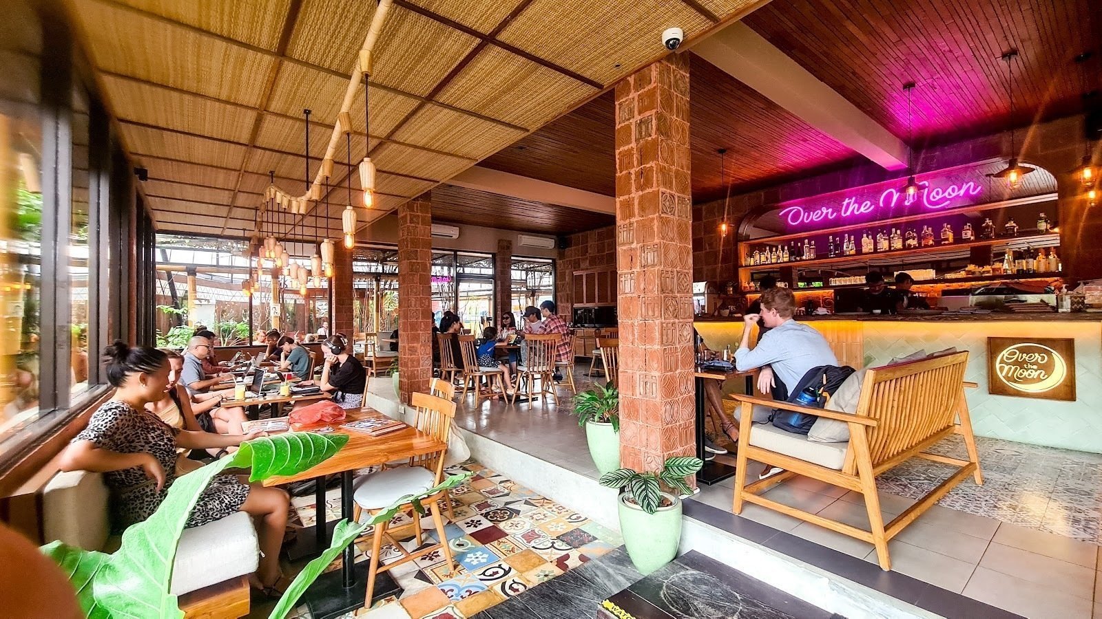 <span class="translation_missing" title="translation missing: en.meta.location_title, location_name: Over the Moon Cafe, city: Denpasar">Location Title</span>