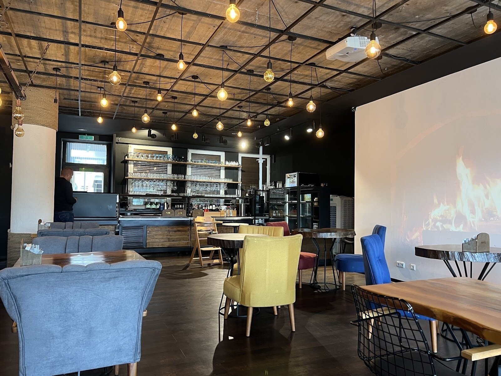 <span class="translation_missing" title="translation missing: en.meta.location_title, location_name: The Dark Cafe, city: Essen">Location Title</span>