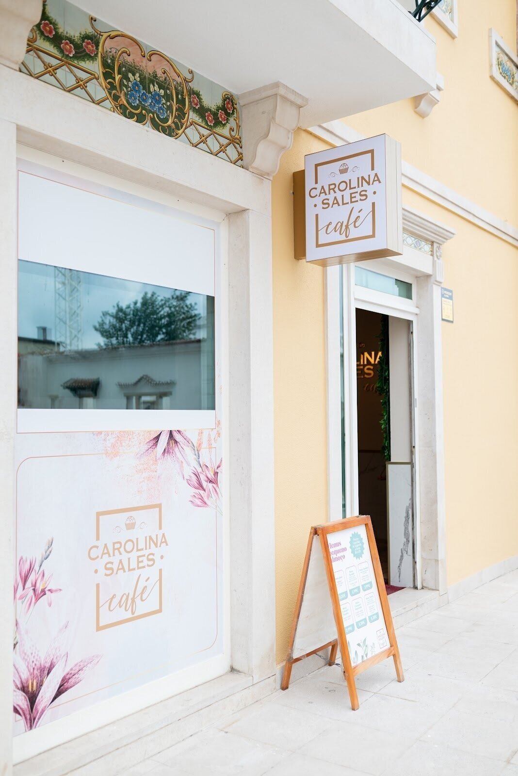 Carolina Sales Café: A Work-Friendly Place in Estoril