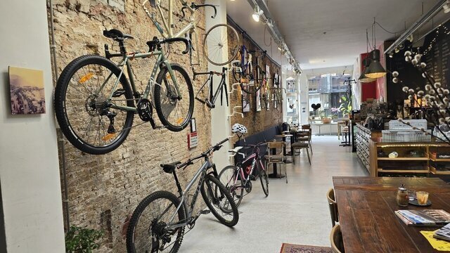 Lola Bikes & Coffee