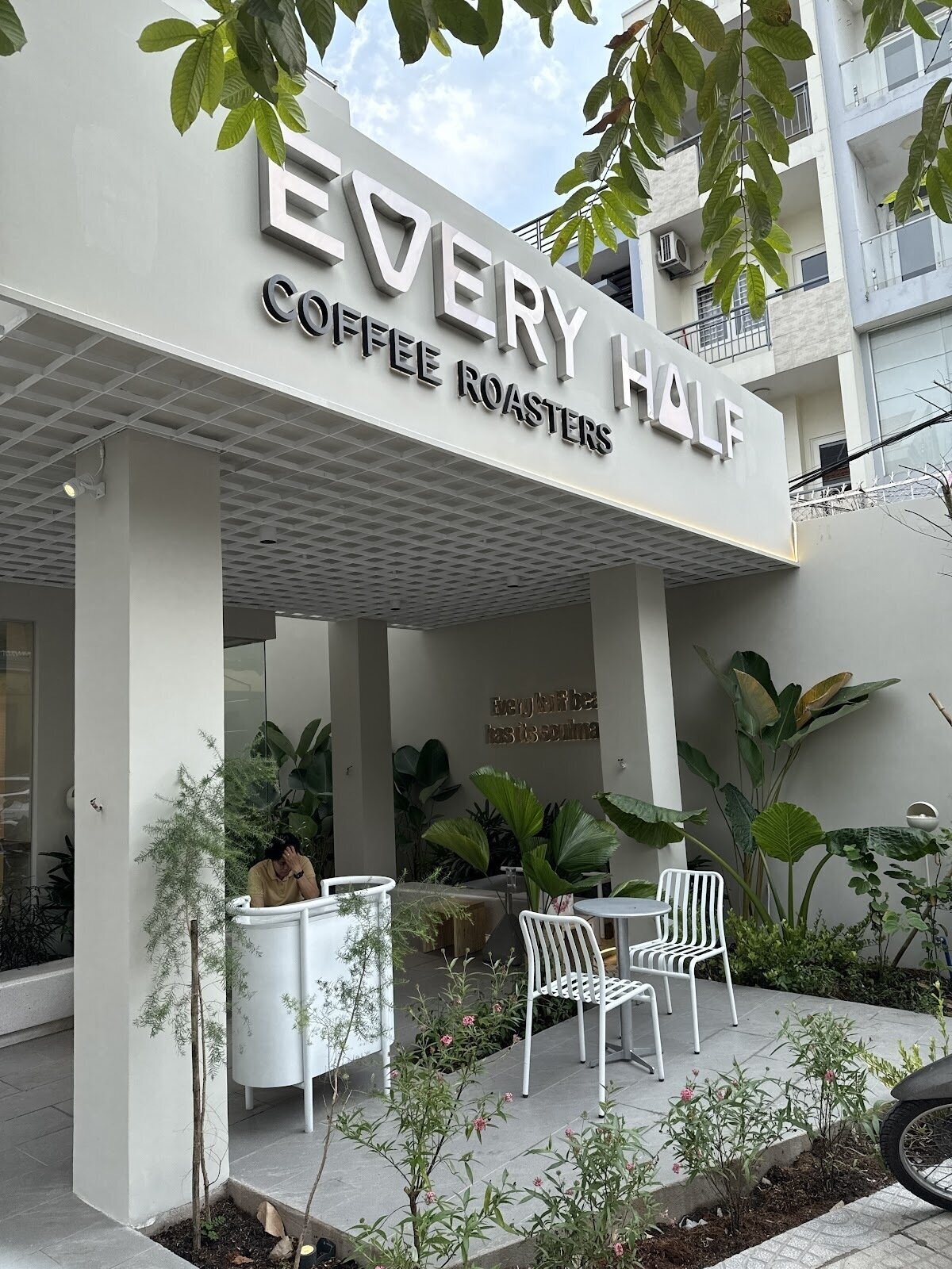<span class="translation_missing" title="translation missing: en.meta.location_title, location_name: Every Half @ Tống Hữu Định, city: Ho Chi Minh City">Location Title</span>