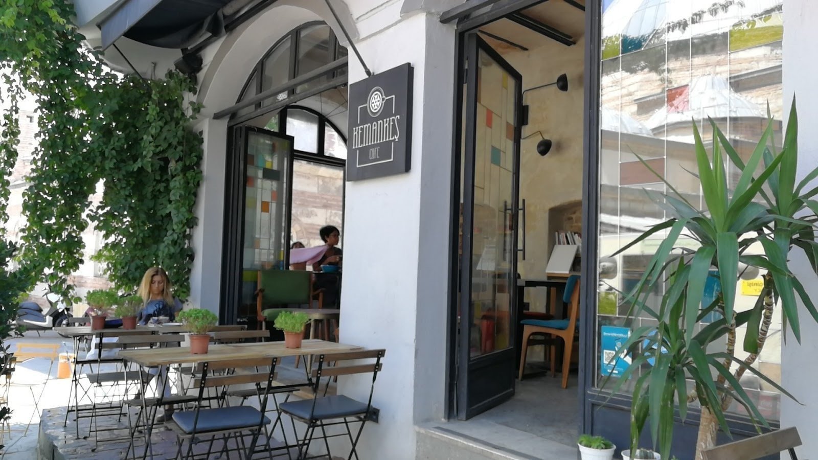 <span class="translation_missing" title="translation missing: en.meta.location_title, location_name: Kemankeş Cafe, city: Istanbul">Location Title</span>