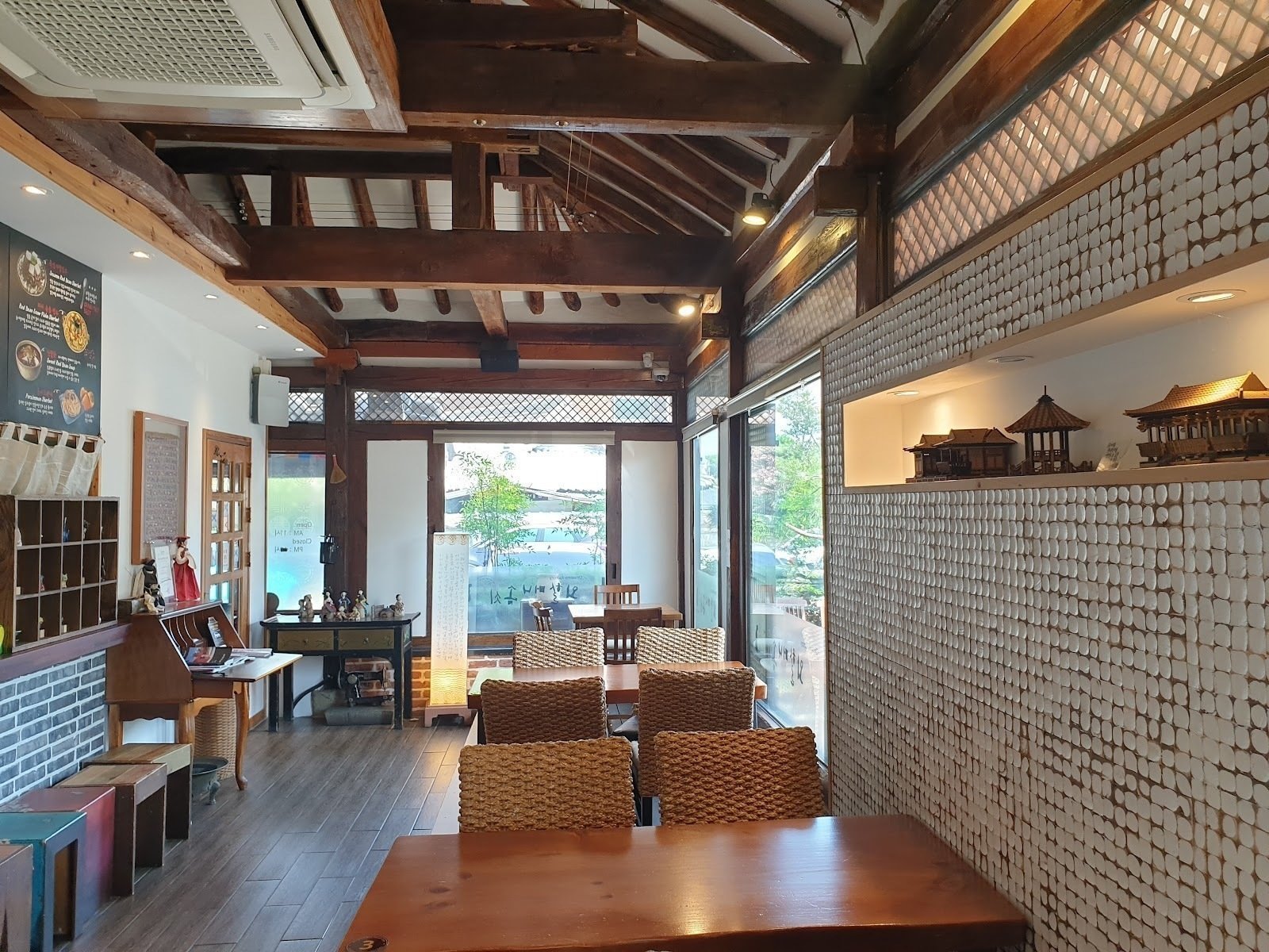 <span class="translation_missing" title="translation missing: en.meta.location_title, location_name: Grandma’s Best, city: Jeonju">Location Title</span>