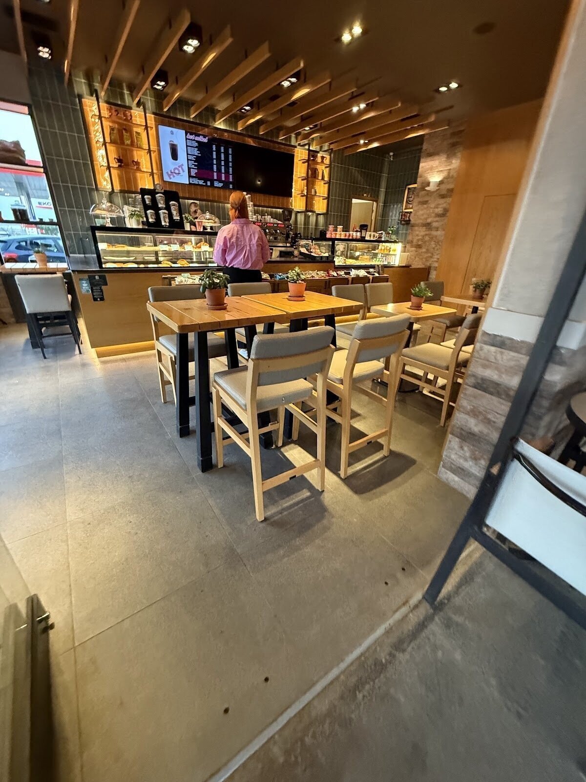 Mikel @ Νέα Είσοδος (ρεύμα εξόδου): A Work-Friendly Place in Kalamata