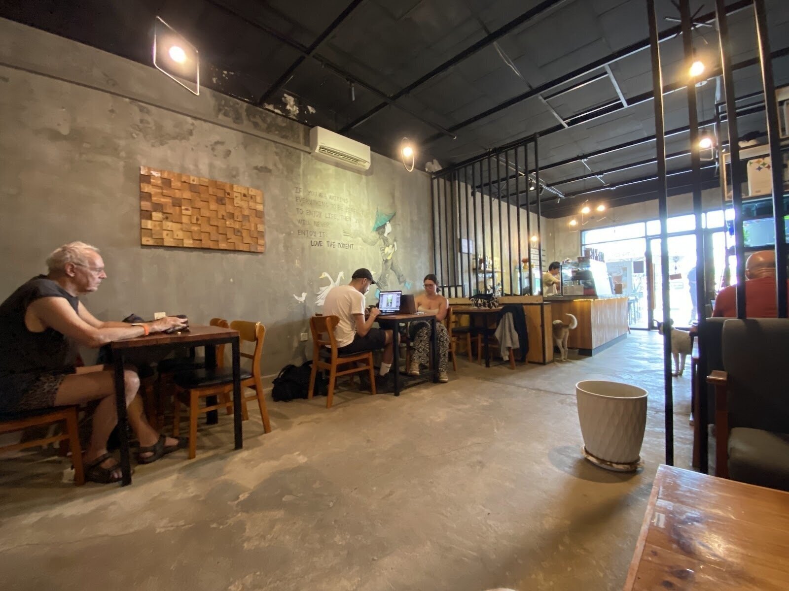 <span class="translation_missing" title="translation missing: en.meta.location_title, location_name: The Café Station, city: Kampot">Location Title</span>