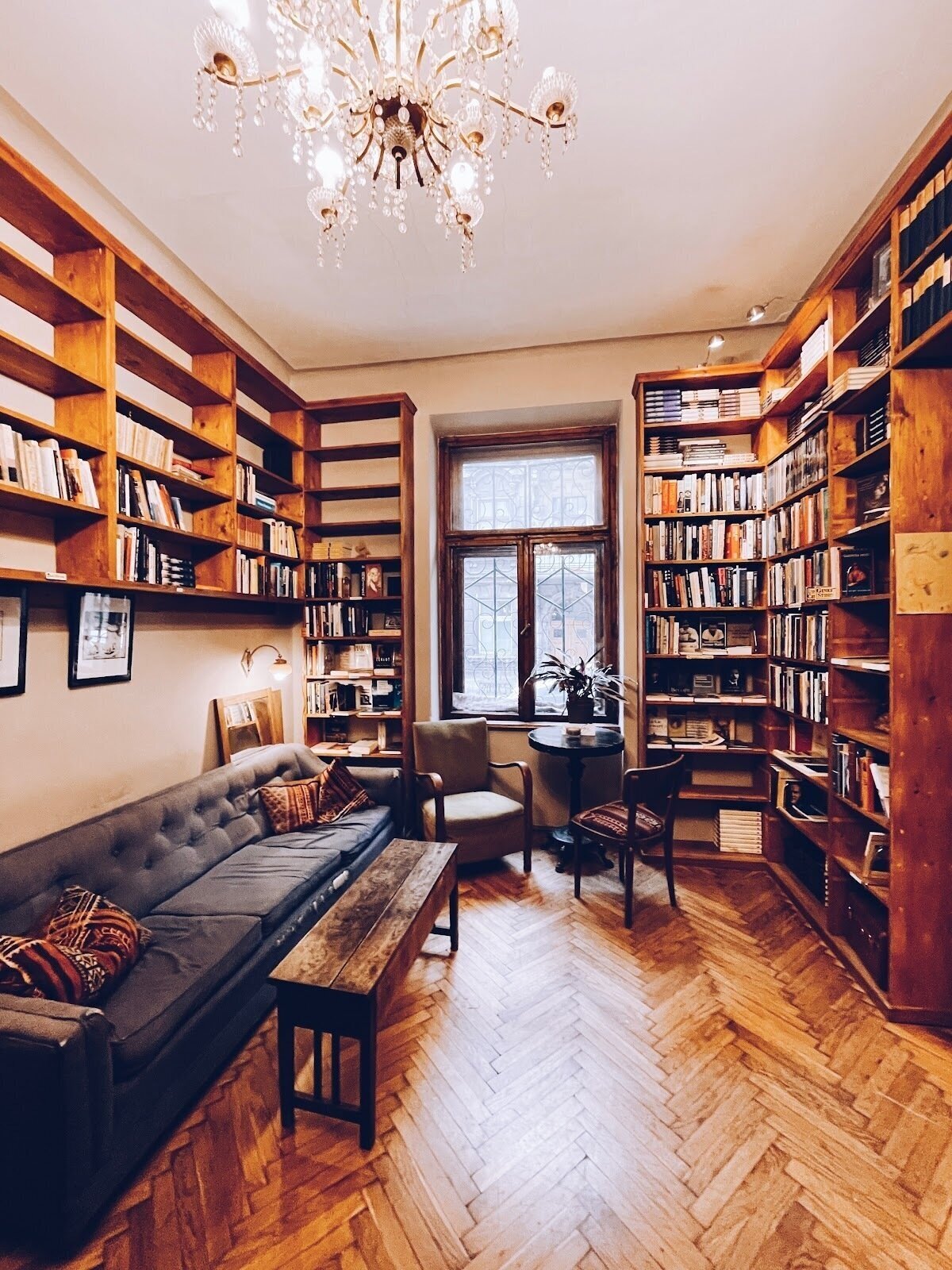 <span class="translation_missing" title="translation missing: en.meta.location_title, location_name: Massolit Books &amp; Café, city: Kraków">Location Title</span>