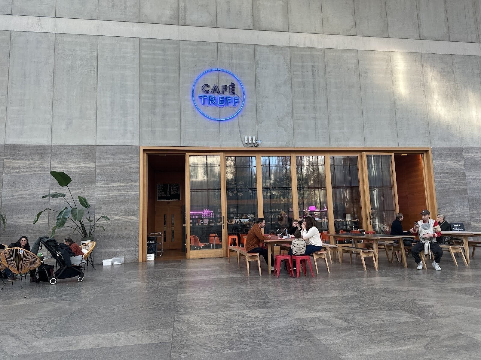<span class="translation_missing" title="translation missing: en.meta.location_title, location_name: Café Treff, city: Leipzig">Location Title</span>