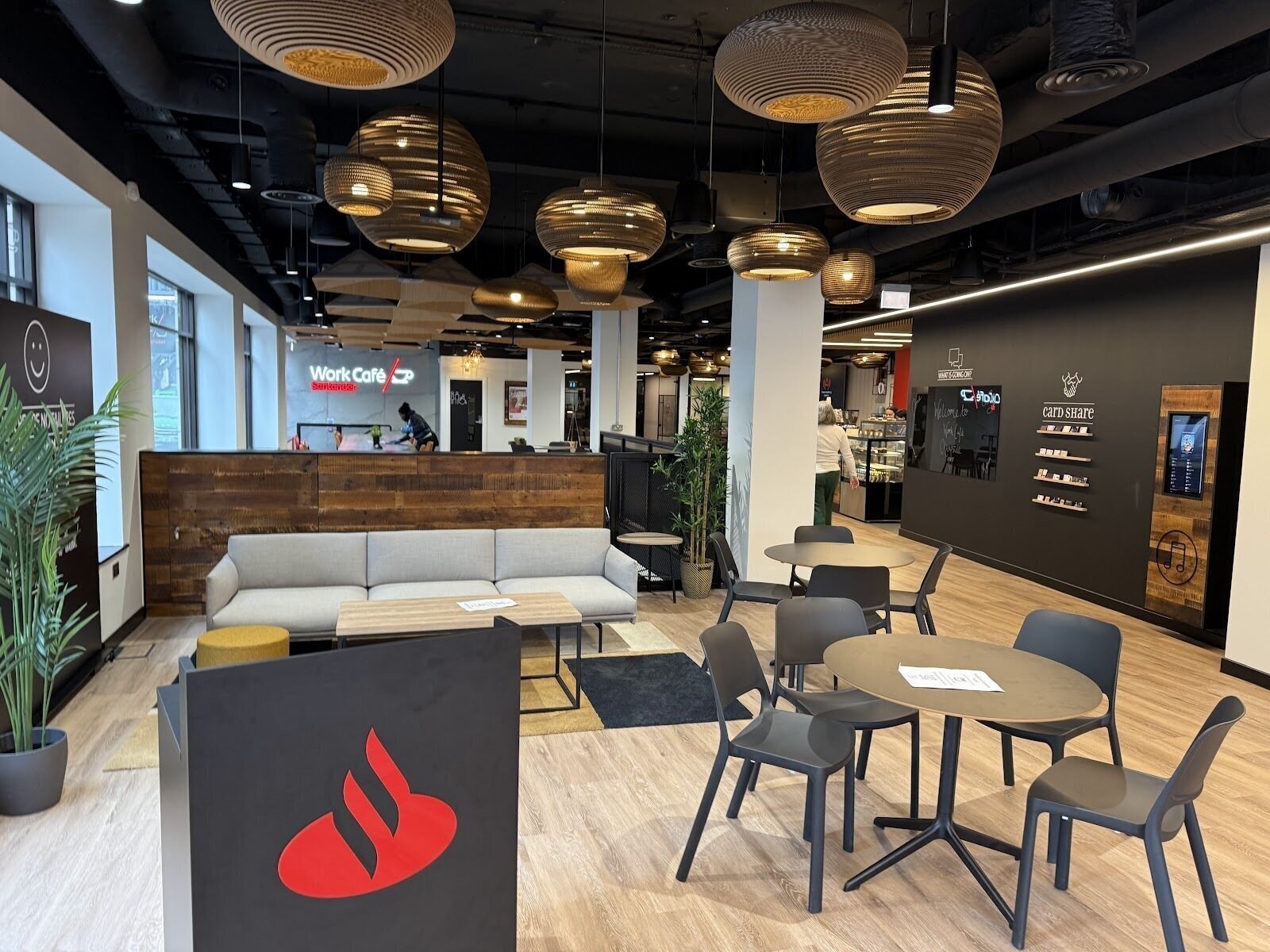 <span class="translation_missing" title="translation missing: en.meta.location_title, location_name: Santander Work Cafe @ Regina House, city: London">Location Title</span>