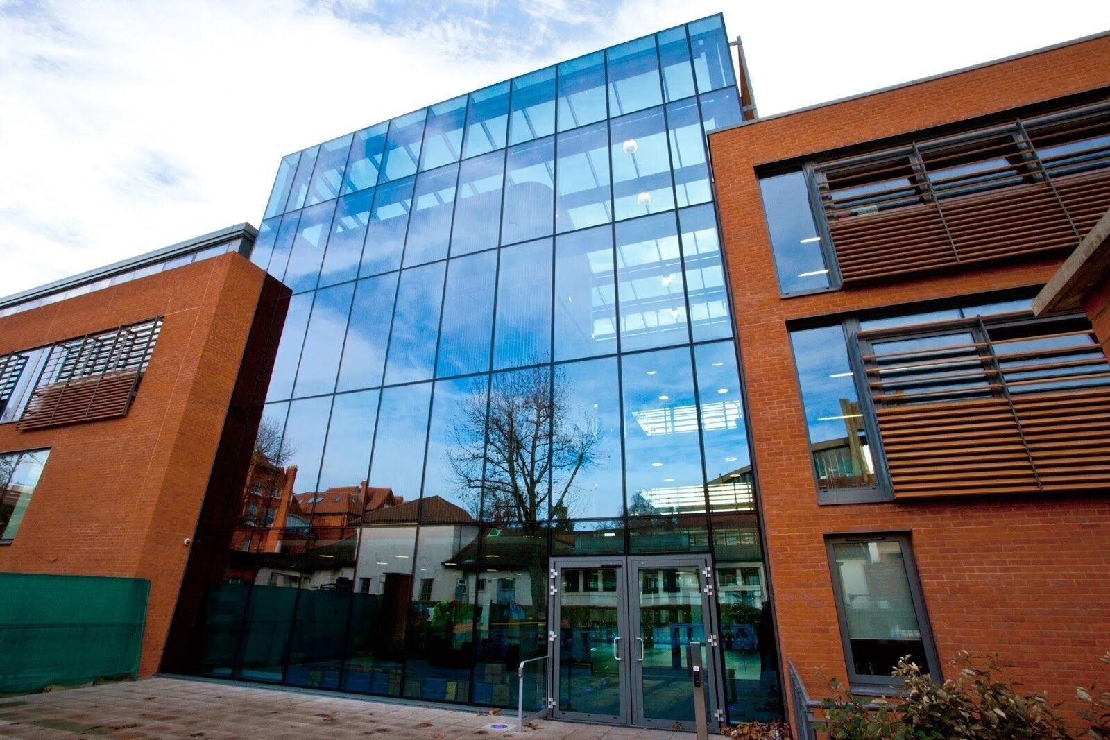 <span class="translation_missing" title="translation missing: en.meta.location_title, location_name: South Hampstead High School, city: London">Location Title</span>