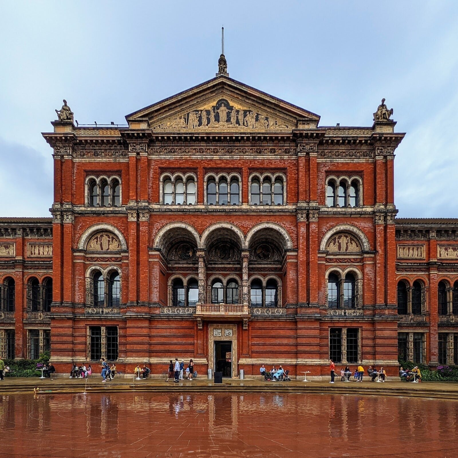 Victoria and Albert Museum: A Work-Friendly Place in London