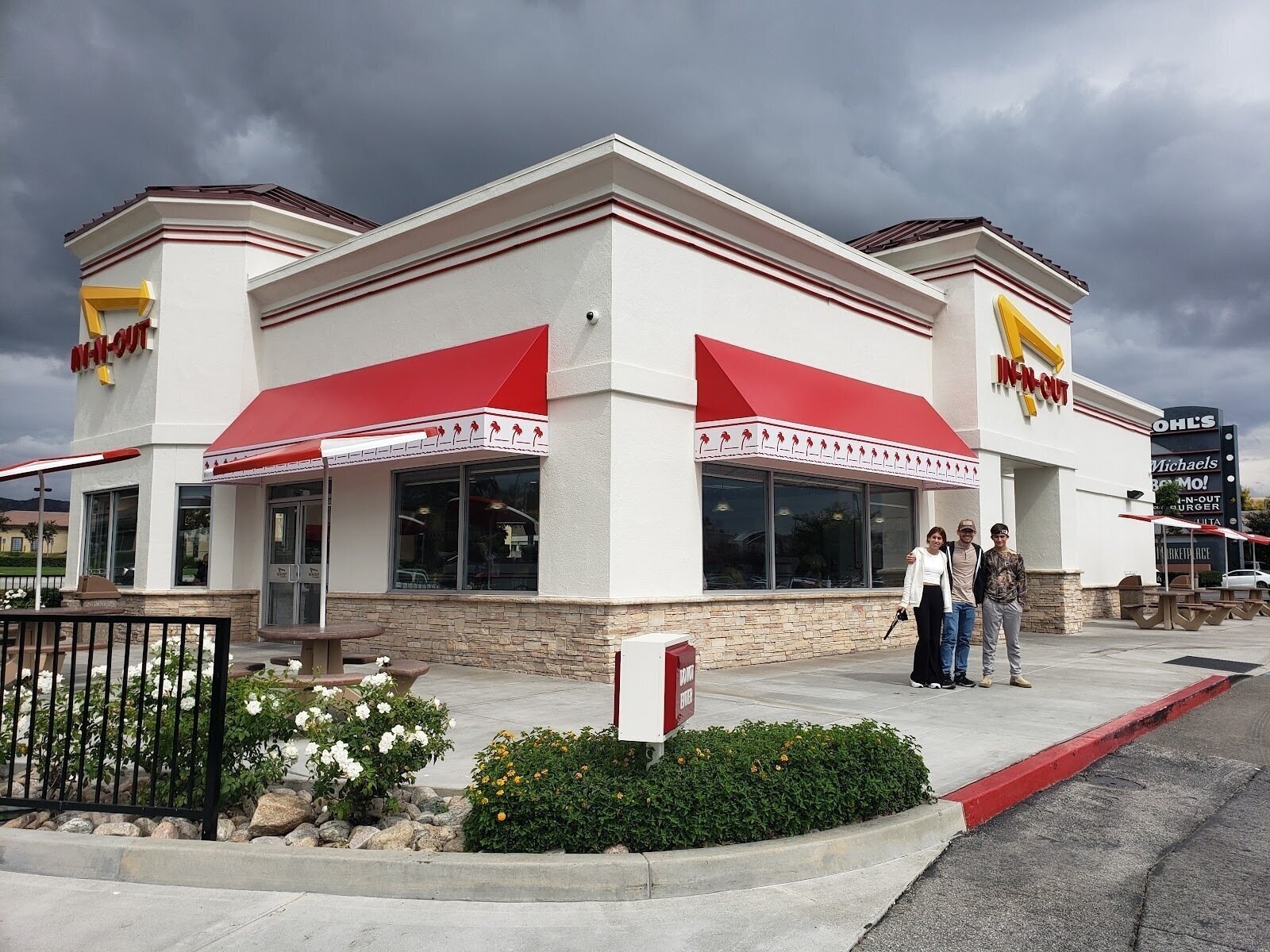 <span class="translation_missing" title="translation missing: en.meta.location_title, location_name: In-N-Out Burger, city: Los Angeles">Location Title</span>