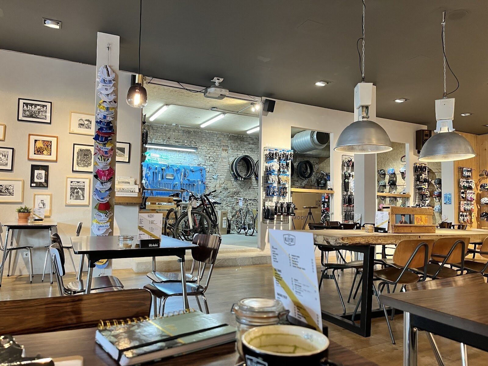 <span class="translation_missing" title="translation missing: en.meta.location_title, location_name: Alley Cat Bikes &amp; Coffee, city: Maastricht">Location Title</span>