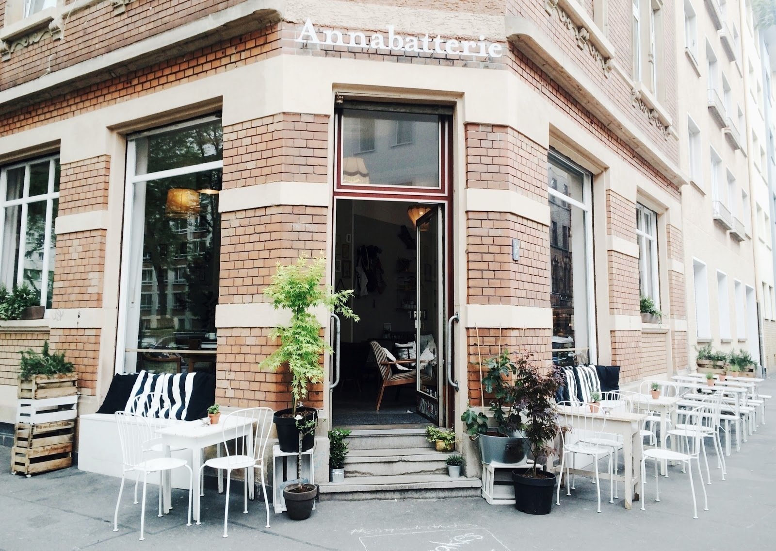 <span class="translation_missing" title="translation missing: en.meta.location_title, location_name: Café Annabatterie, city: Mainz">Location Title</span>