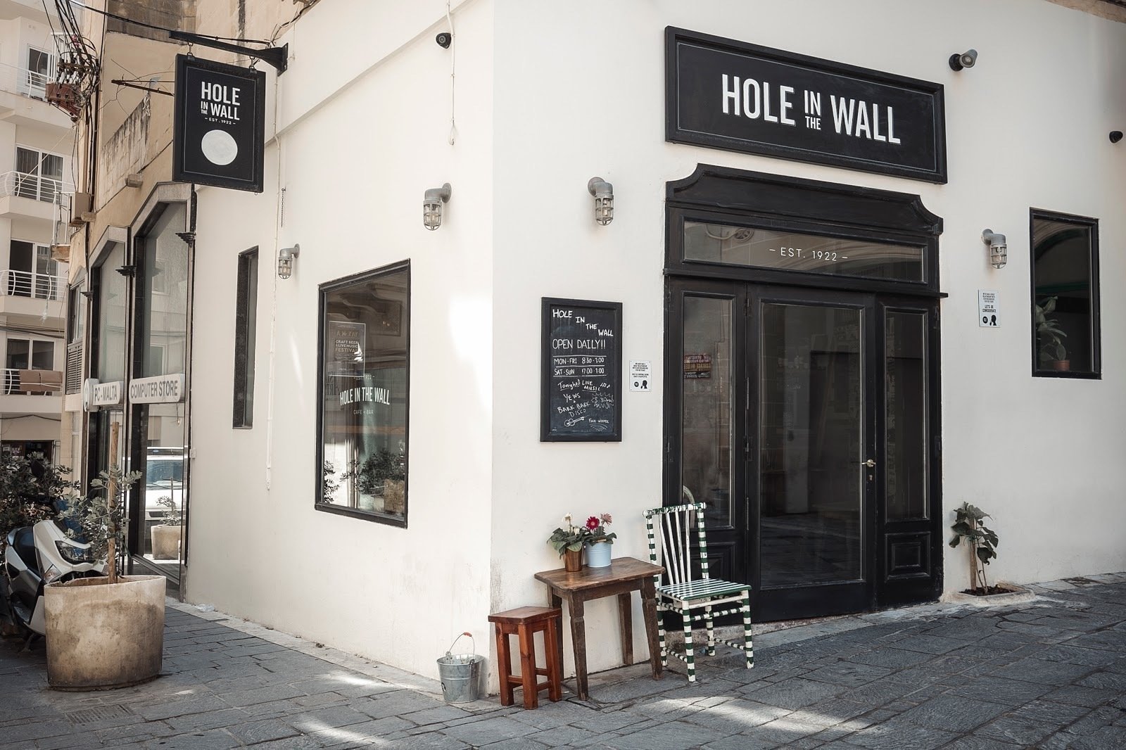 <span class="translation_missing" title="translation missing: en.meta.location_title, location_name: Hole in the Wall Bar &amp; Cafe, city: Malta">Location Title</span>