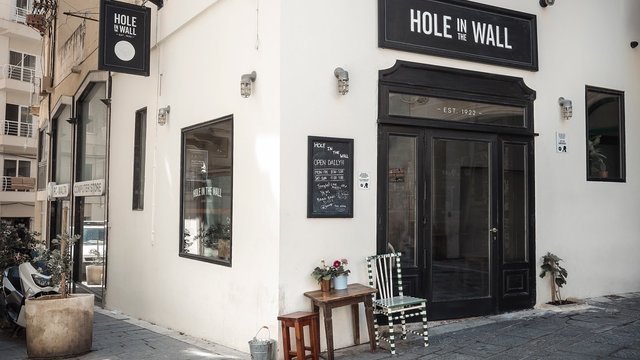 Hole in the Wall Bar & Cafe