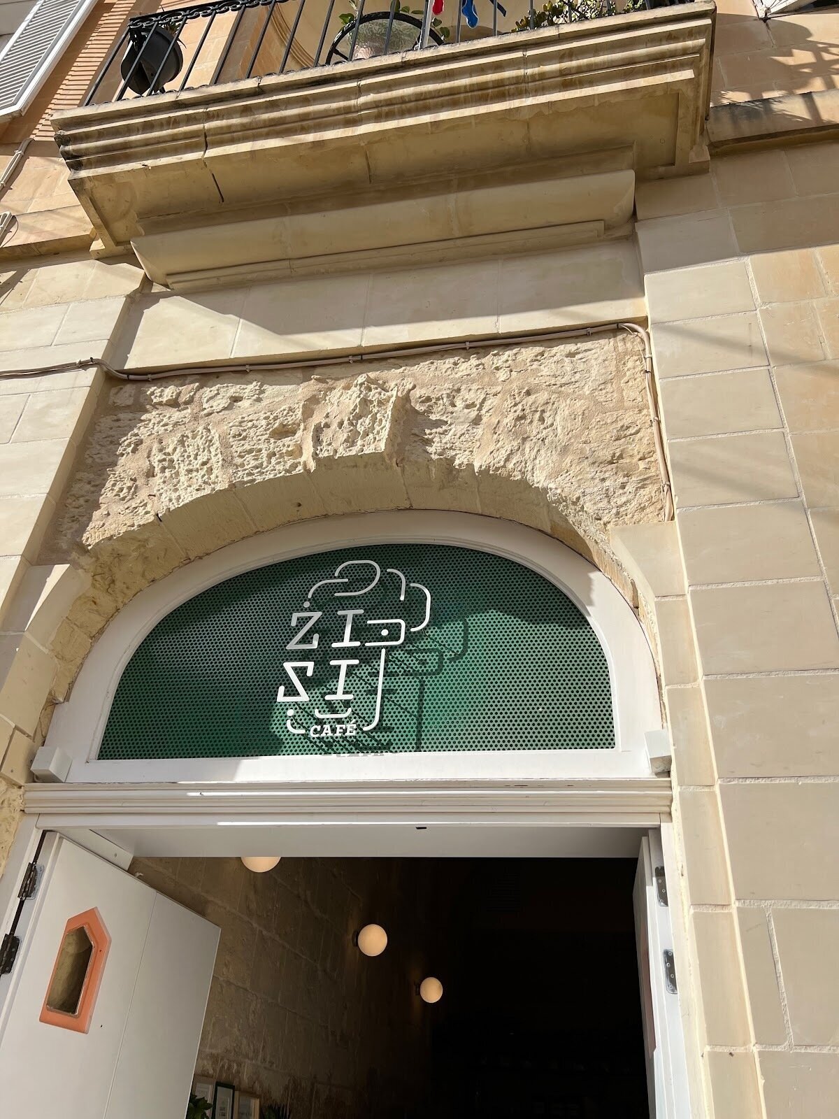 <span class="translation_missing" title="translation missing: en.meta.location_title, location_name: Zizi cafe, city: Malta">Location Title</span>
