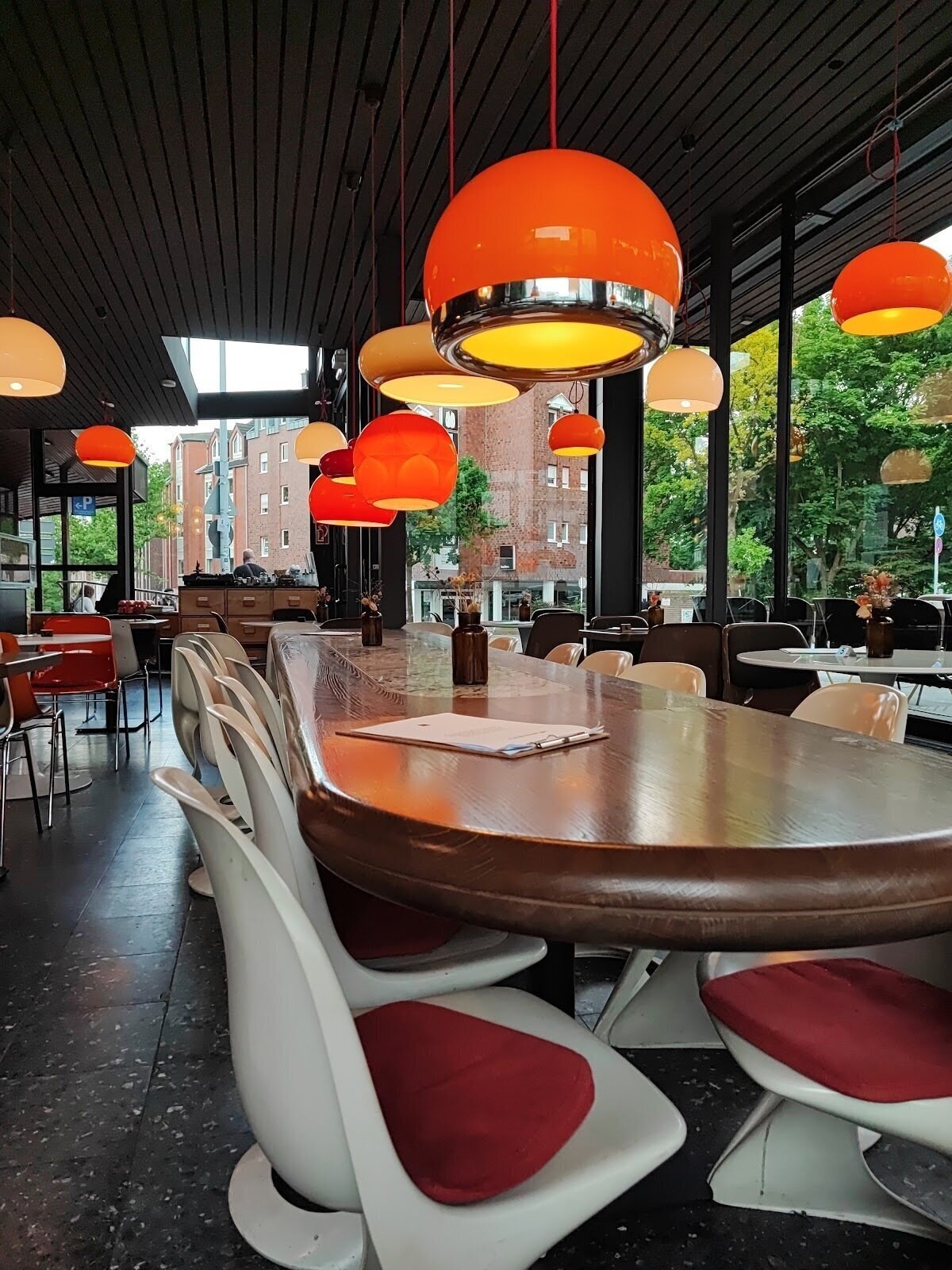 <span class="translation_missing" title="translation missing: en.meta.location_title, location_name: mamomi | café weinbar studio, city: Mönchengladbach">Location Title</span>