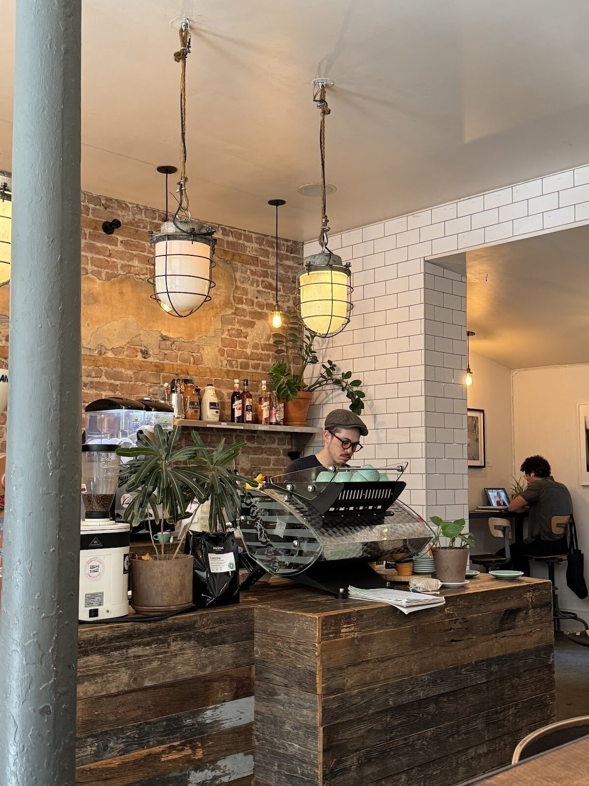 <span class="translation_missing" title="translation missing: en.meta.location_title, location_name: Café Nocturne, city: Montreal">Location Title</span>