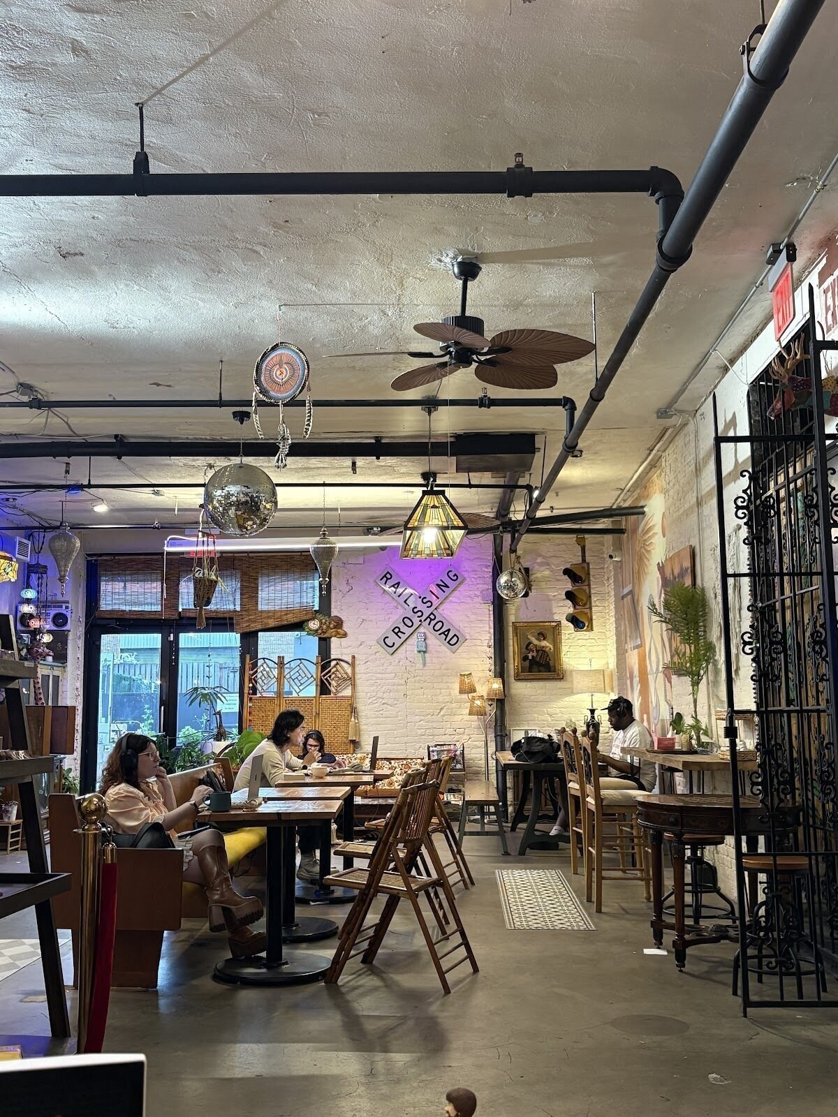 <span class="translation_missing" title="translation missing: en.meta.location_title, location_name: Crossroads Cafe, city: New York">Location Title</span>