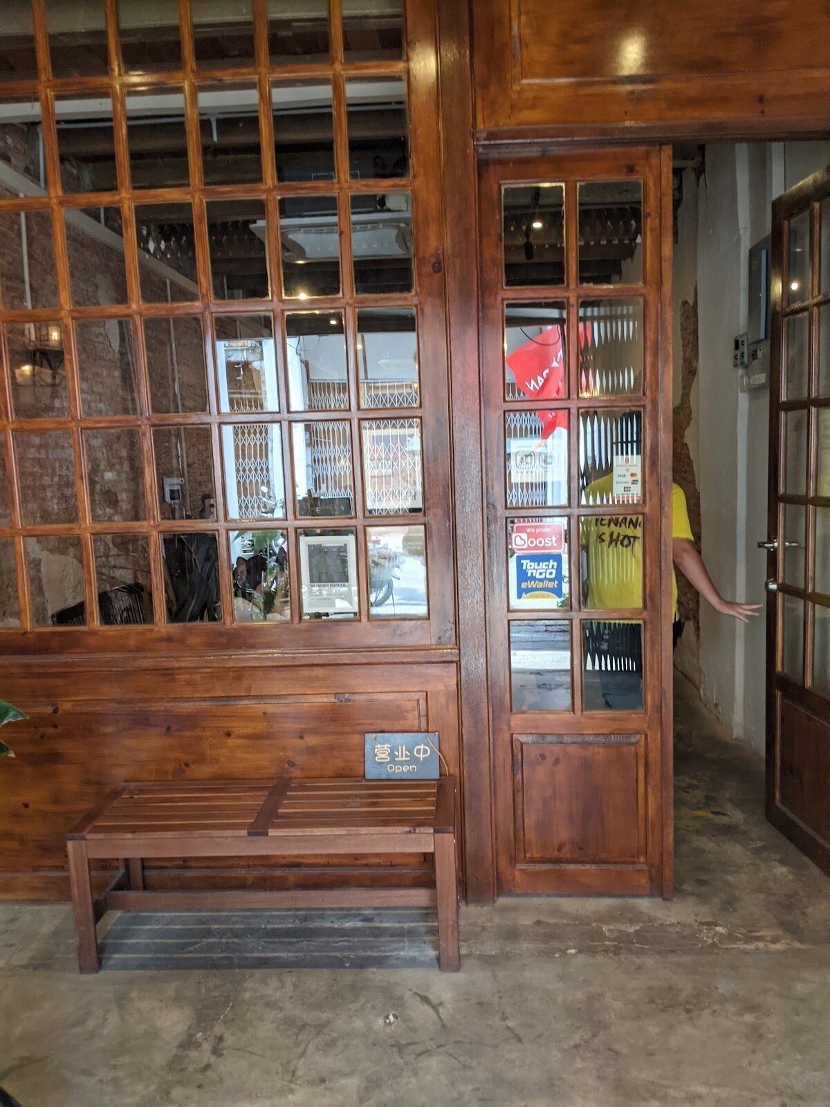 <span class="translation_missing" title="translation missing: en.meta.location_title, location_name: Biscotti Cafe, city: Penang">Location Title</span>