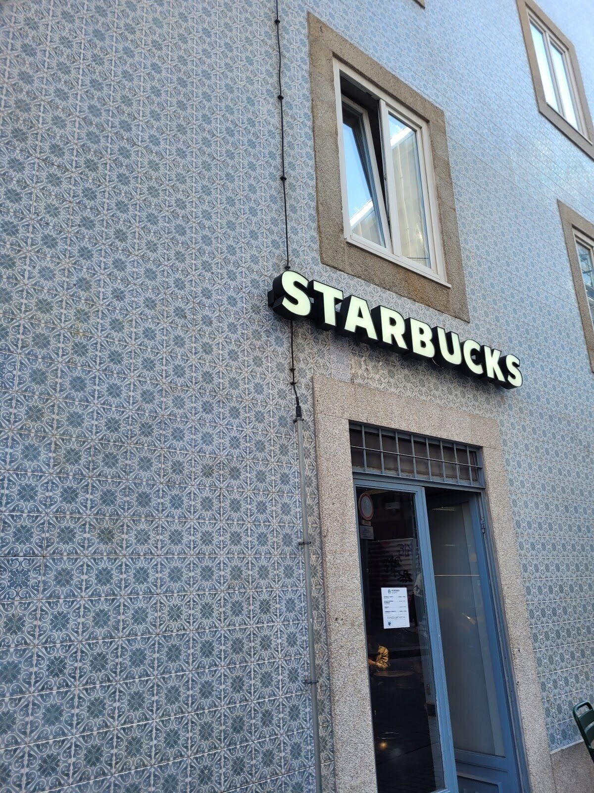 <span class="translation_missing" title="translation missing: en.meta.location_title, location_name: Starbucks @ Rua dos Clérigos 73, city: Porto">Location Title</span>