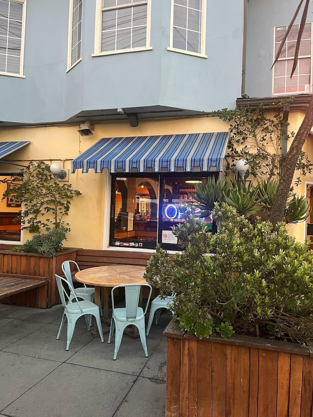 <span class="translation_missing" title="translation missing: en.meta.location_title, location_name: Java Beach Cafe, city: San Francisco">Location Title</span>