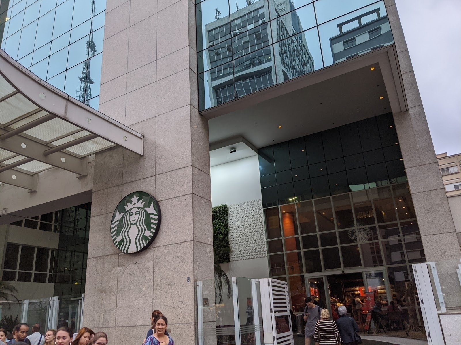 Starbucks @ Av. Paulista 500: A Work-Friendly Place in São Paulo