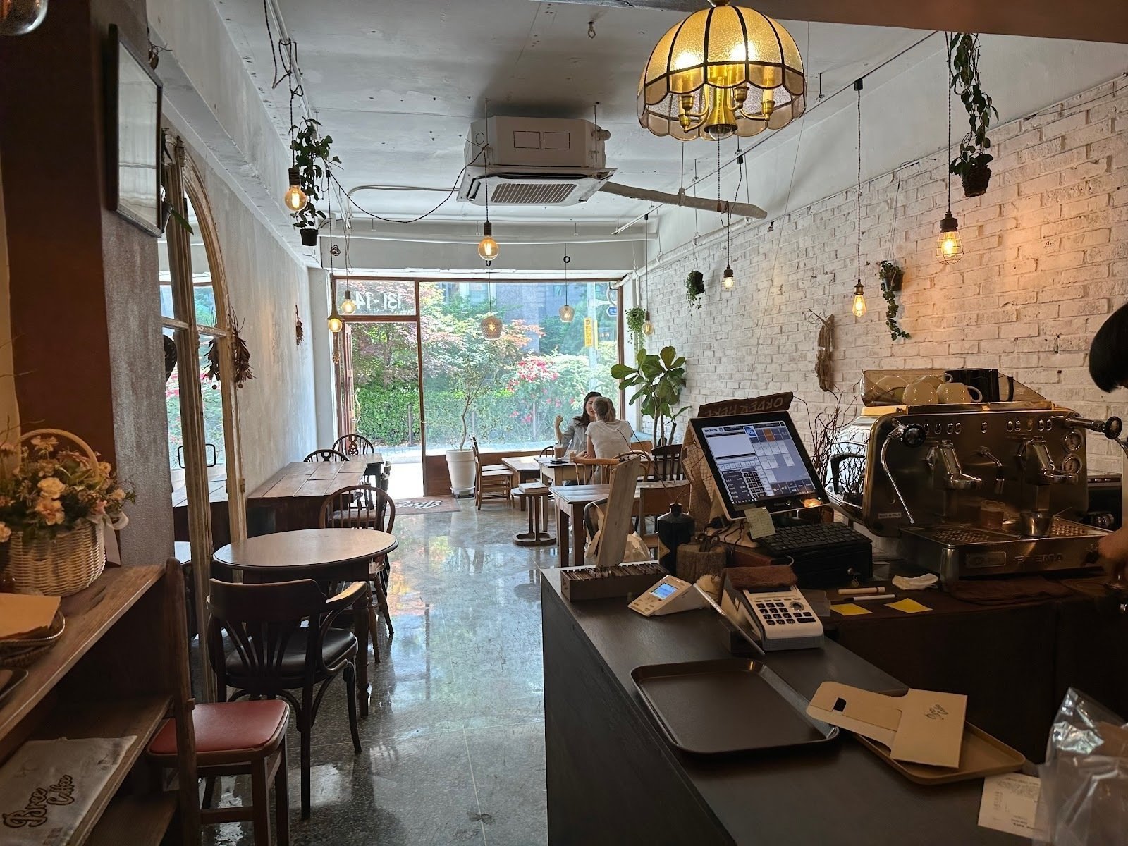 <span class="translation_missing" title="translation missing: en.meta.location_title, location_name: Bree Coffee, city: Seoul">Location Title</span>
