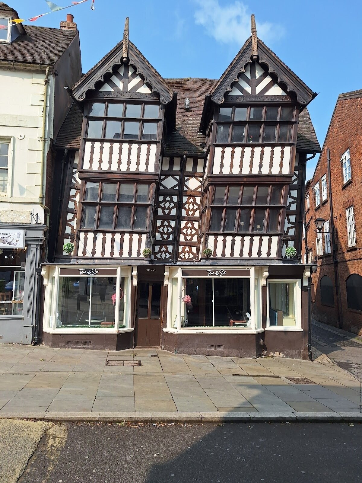 <span class="translation_missing" title="translation missing: en.meta.location_title, location_name: Ten &amp; Six, city: Shrewsbury">Location Title</span>