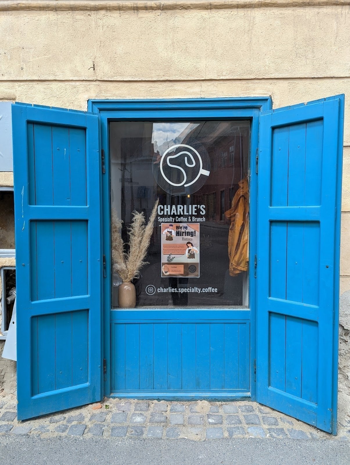 <span class="translation_missing" title="translation missing: en.meta.location_title, location_name: Charlie&#39;s Specialty Coffee And Wine, city: Sibiu">Location Title</span>
