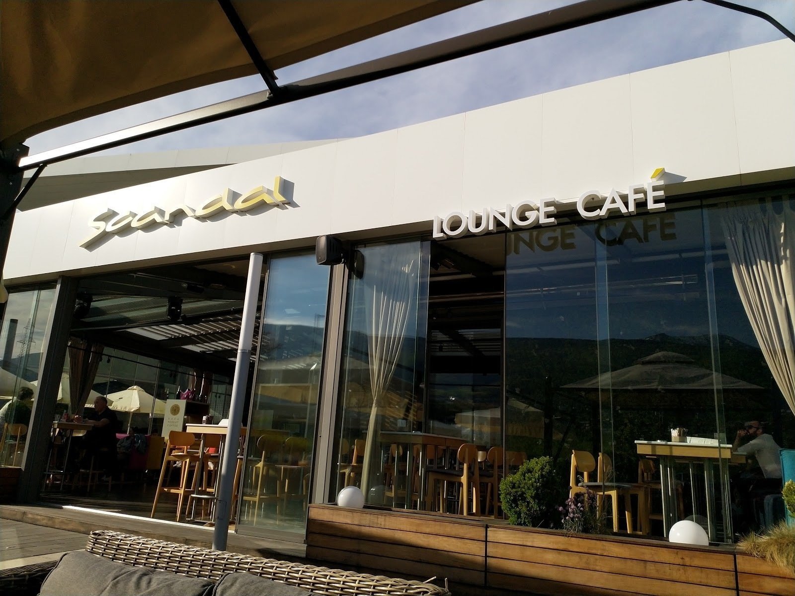 <span class="translation_missing" title="translation missing: en.meta.location_title, location_name: Scandal Lounge Cafe, city: Sofia">Location Title</span>