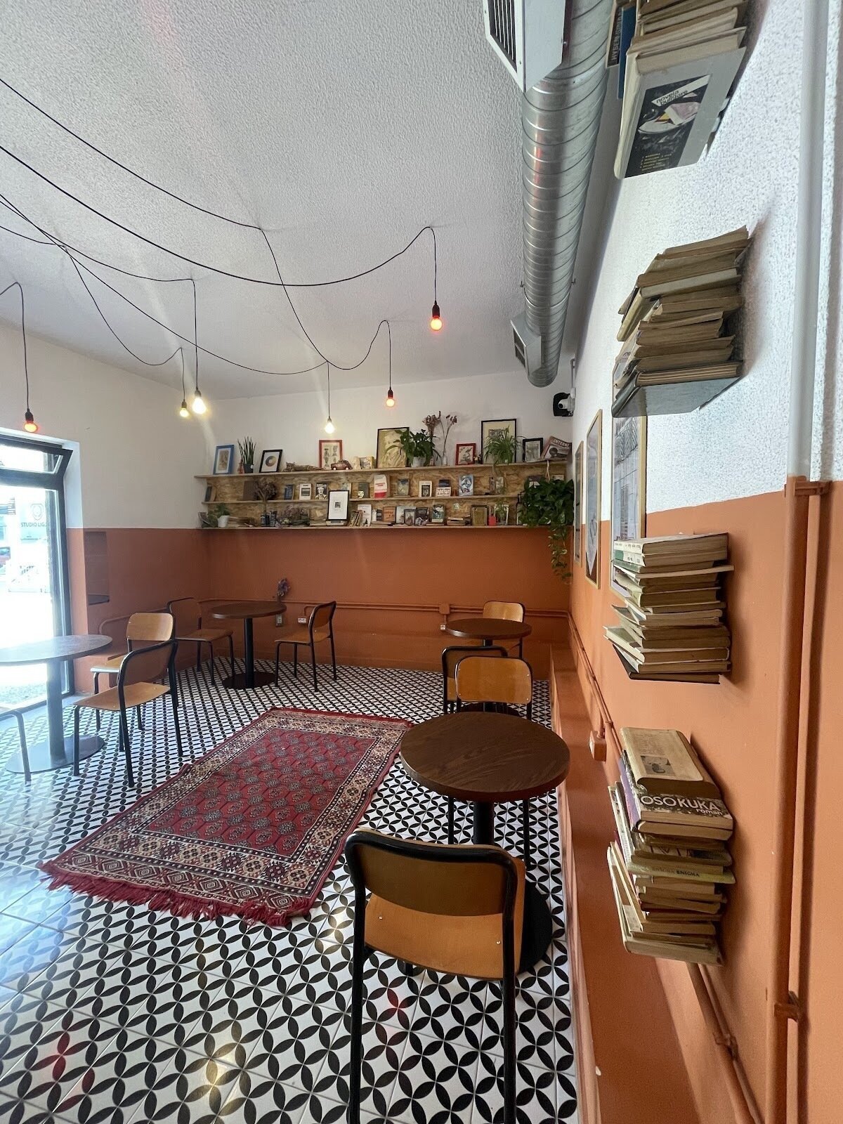 <span class="translation_missing" title="translation missing: en.meta.location_title, location_name: Streha Coffee&amp;Community, city: Tirana">Location Title</span>