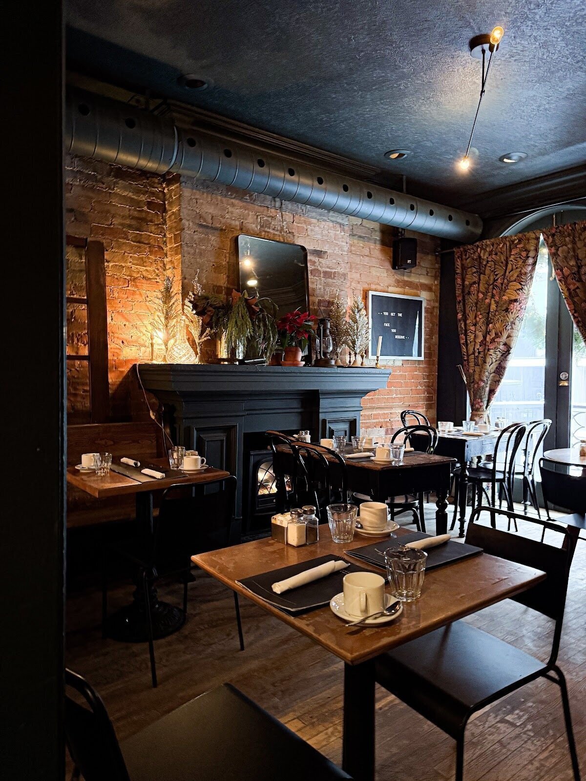 <span class="translation_missing" title="translation missing: en.meta.location_title, location_name: 7 West Cafe, city: Toronto">Location Title</span>