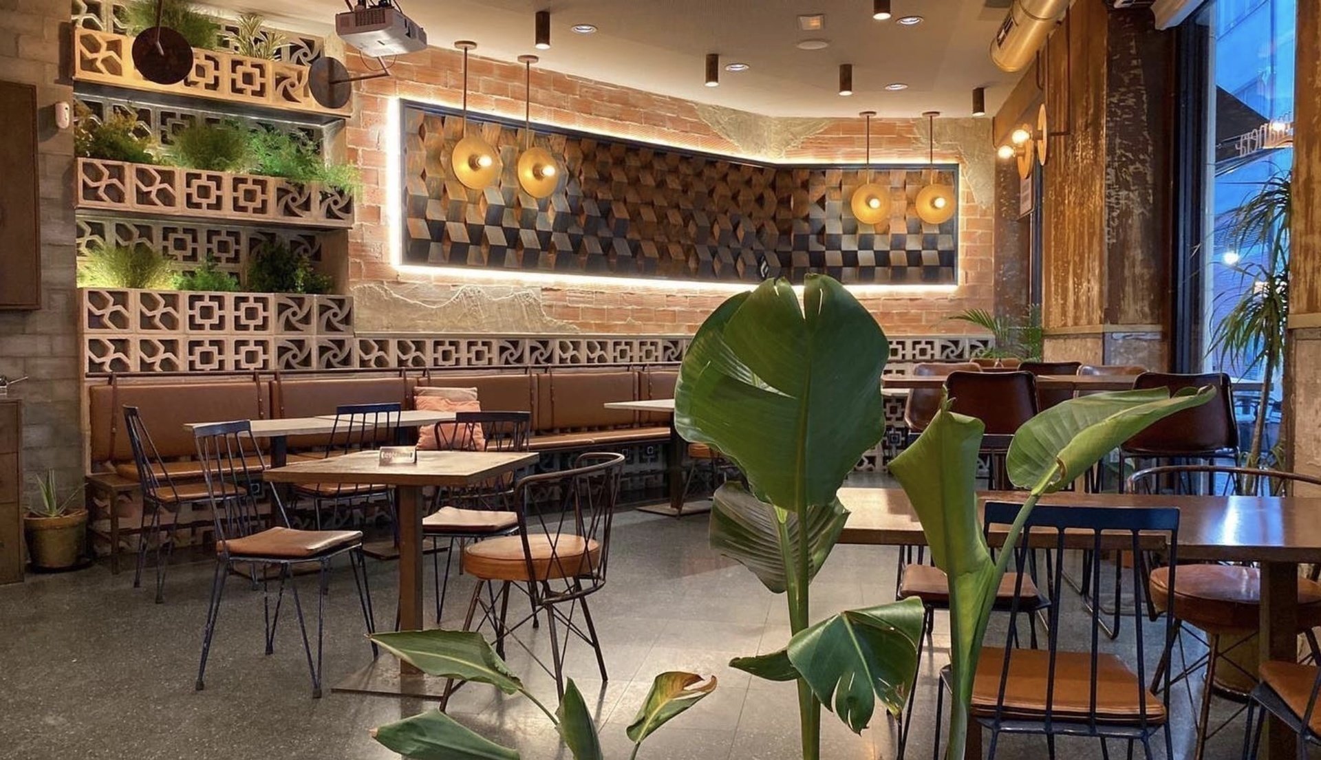 <span class="translation_missing" title="translation missing: en.meta.location_title, location_name: USUAL resto-bar, city: Valencia">Location Title</span>