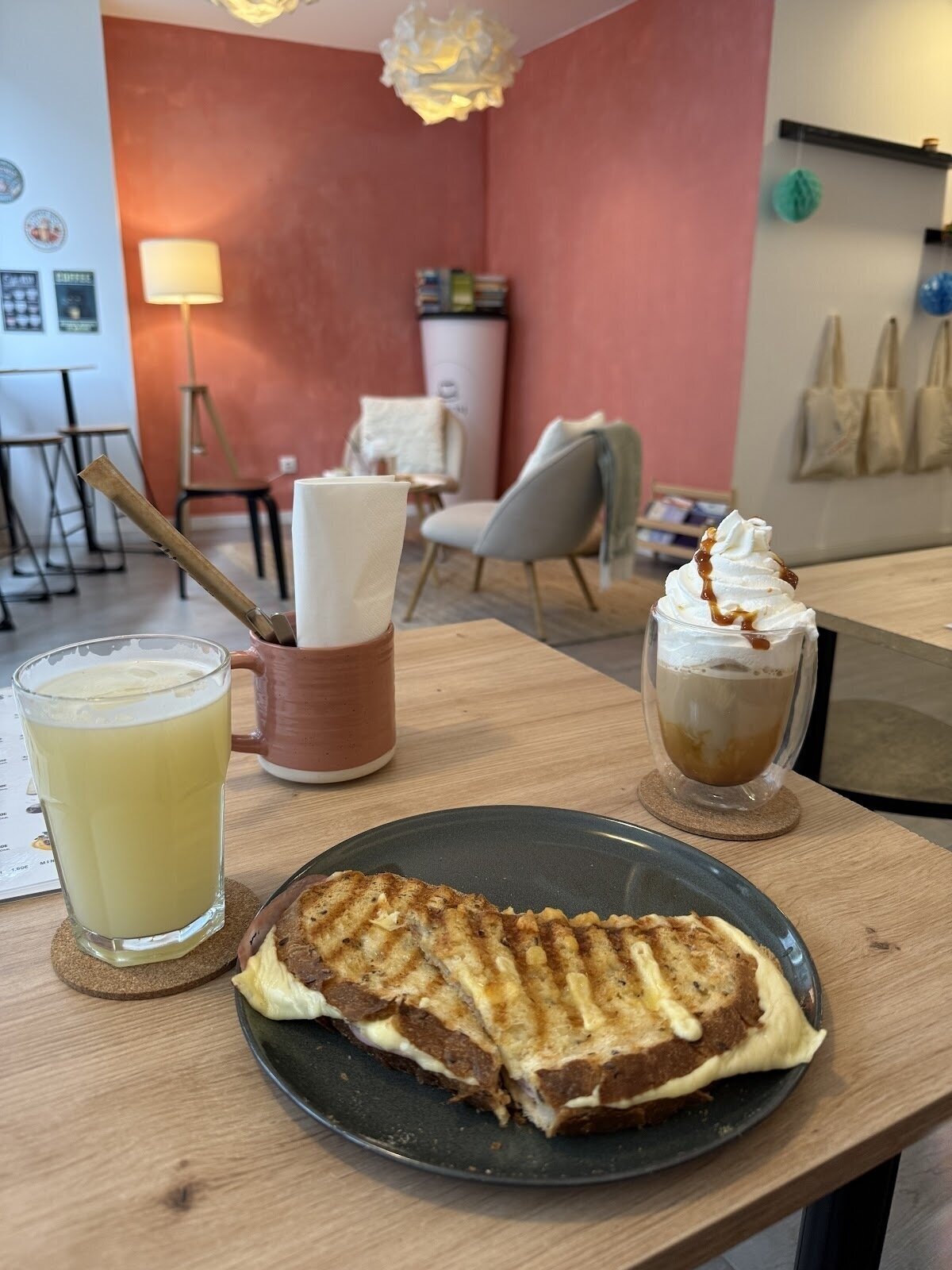 <span class="translation_missing" title="translation missing: en.meta.location_title, location_name: Bloom Coffee Shop, city: Viseu">Location Title</span>